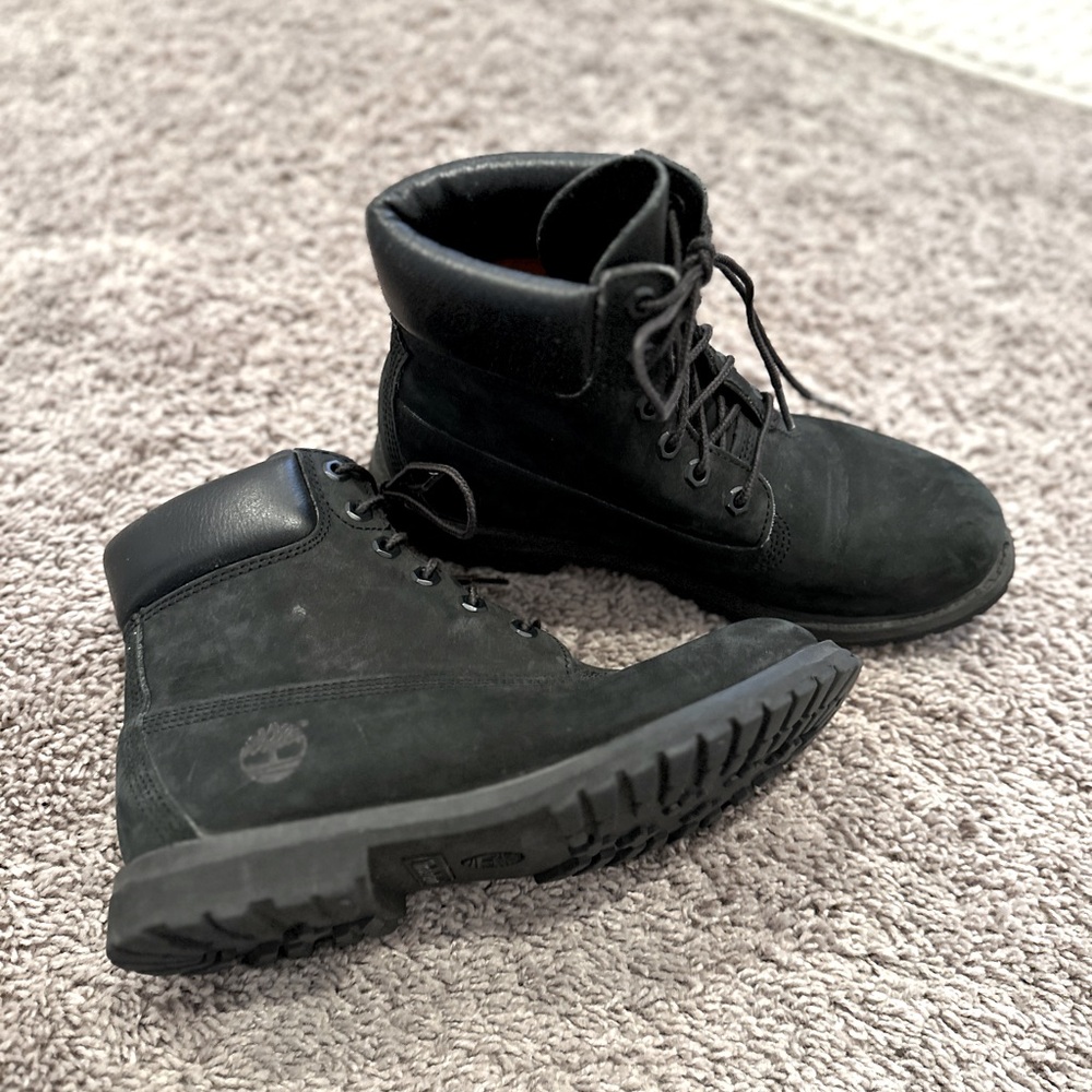 Timberland 6 Inch Women’s Boots in Black - Like New